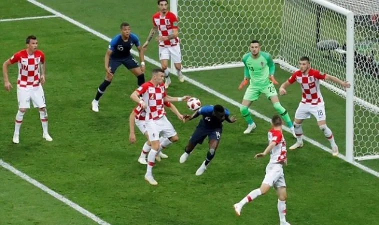 Những hành vi bị coi là lỗi chạm tay trong bóng đá - Luật Dùng Tay Trong Bóng Đá